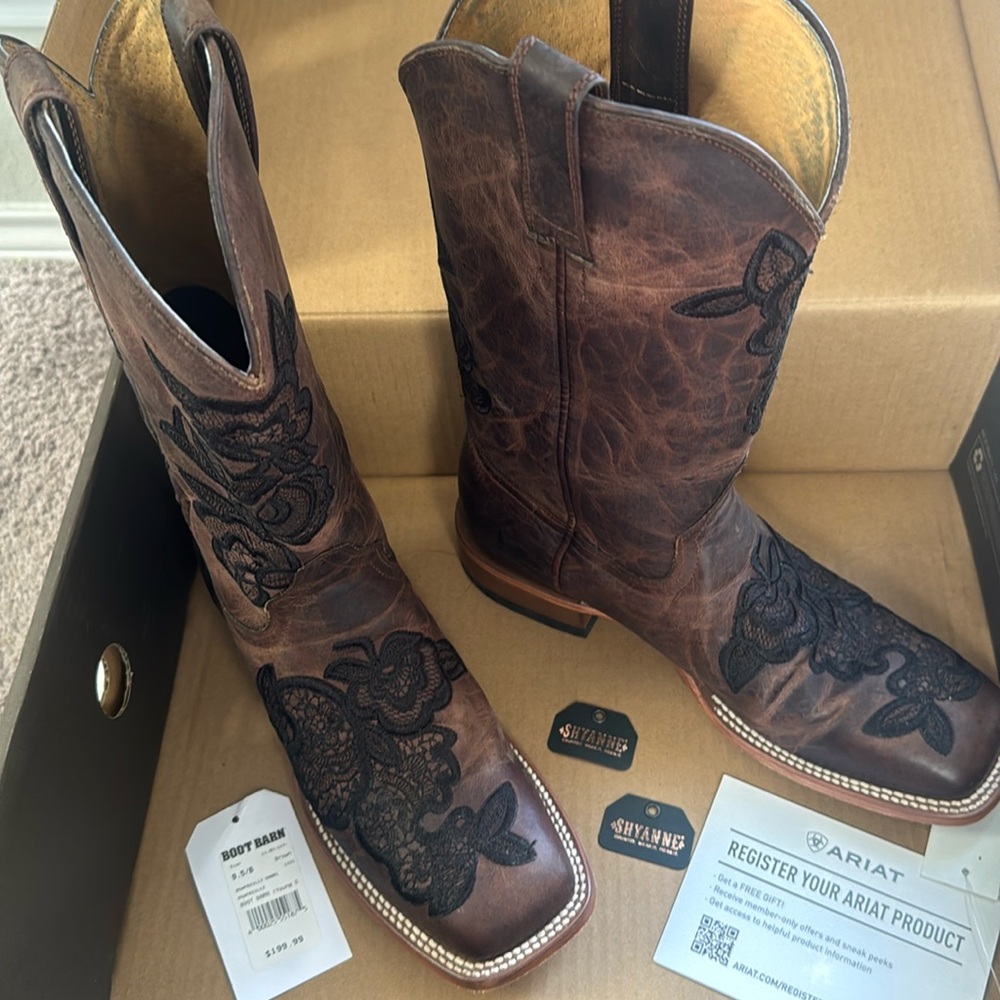 NEW BEAUTIFUL BOOTS!